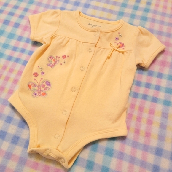 FIRST MOMENTS 🌸 Vintage Yellow Embroidered Floral Butterflies Snap Romper 0-3M - Picture 3 of 8